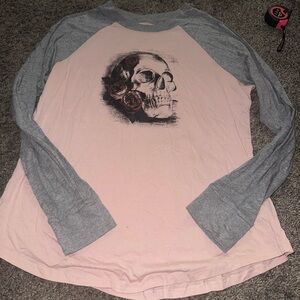 Torrid Beige and Gray Graphic skull and roses 🌹 💀 Top